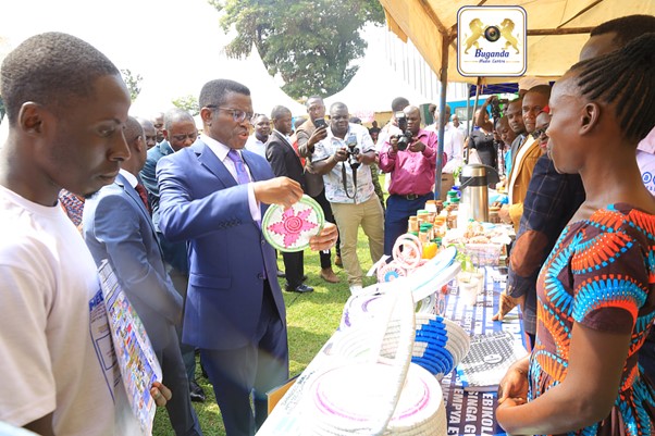 The youth exhibiting their products to the Prime Minister The youth exhibiting their products to the Prime Minister